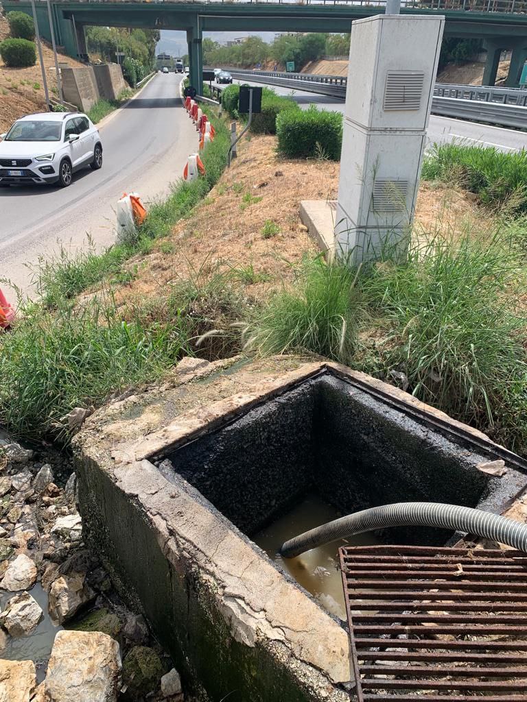 Liquami in uscita dallo svincolo di Bagheria sulla Palermo-Catania