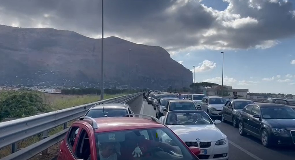 Dall’auto in fiamme all’incidente sulla A20: viabilità in tilt da/verso Palermo