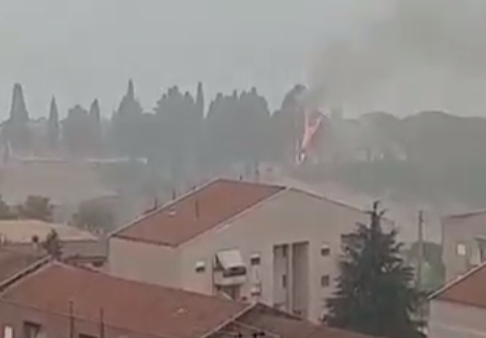 Fulmine colpisce albero, pioggia nel Palermitano: vigili del fuoco in azione – VIDEO