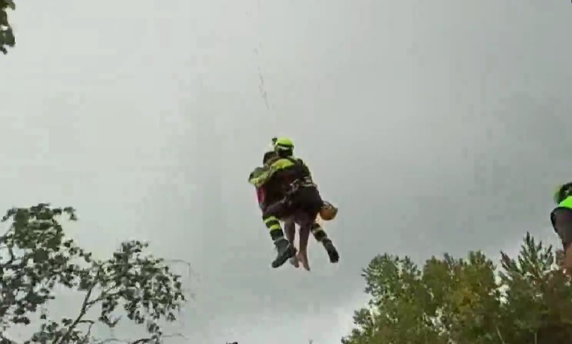 Turista americano si sente male sull’Etna, soccorso da elicottero dei vigili del fuoco – VIDEO