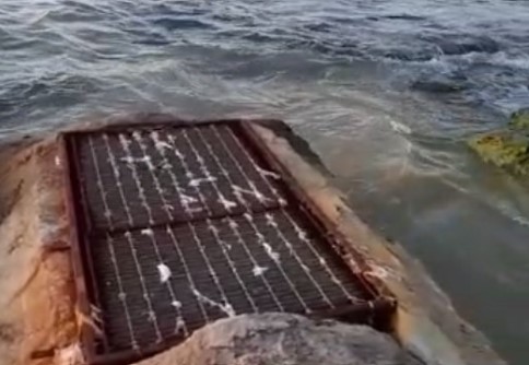 Mare inquinato dalla fogna a Ferragosto, la denuncia a Barcarello: “Rischio notevole”