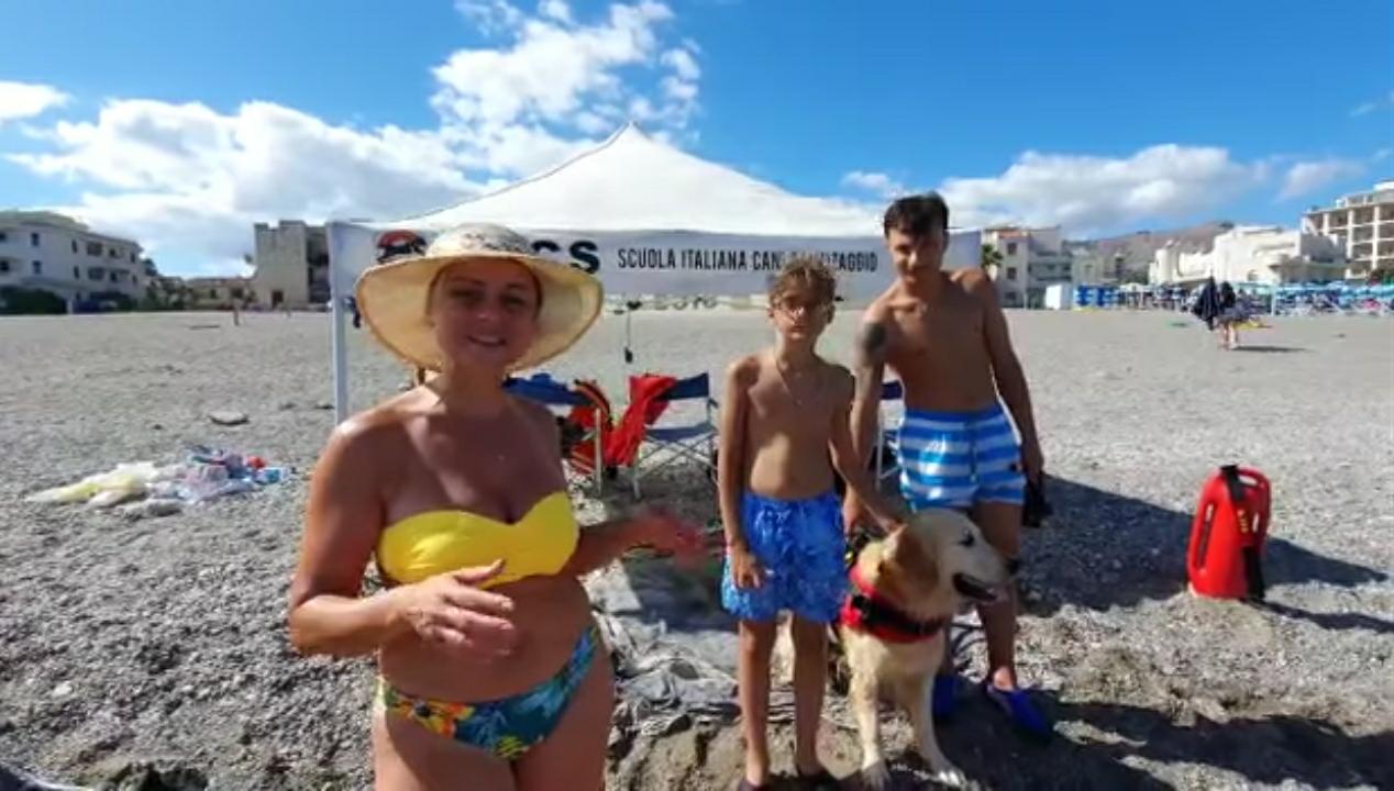 Giardini Naxos, giovani catanesi soccorsi da cani bagnino