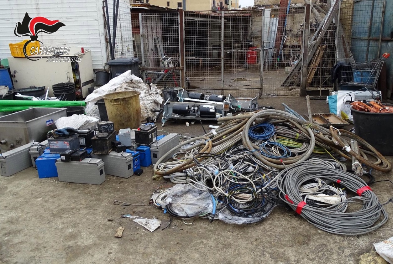 Smaltimento illecito di rifiuti pericolosi, 12 persone indagate