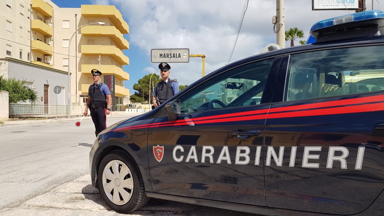 Esce dal supermercato senza pagare, 43enne denunciata insieme al complice