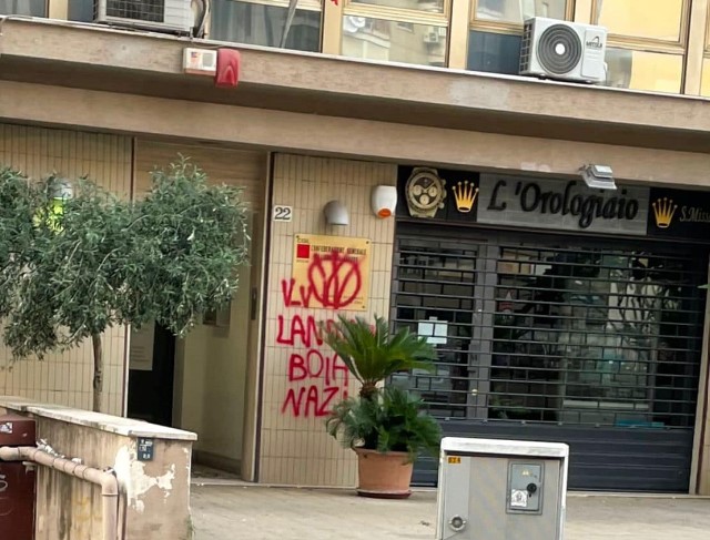 Vernice rossa e scritte no vax, ennesimo attacco alla Cgil: “Dietro c’è una regia precisa”