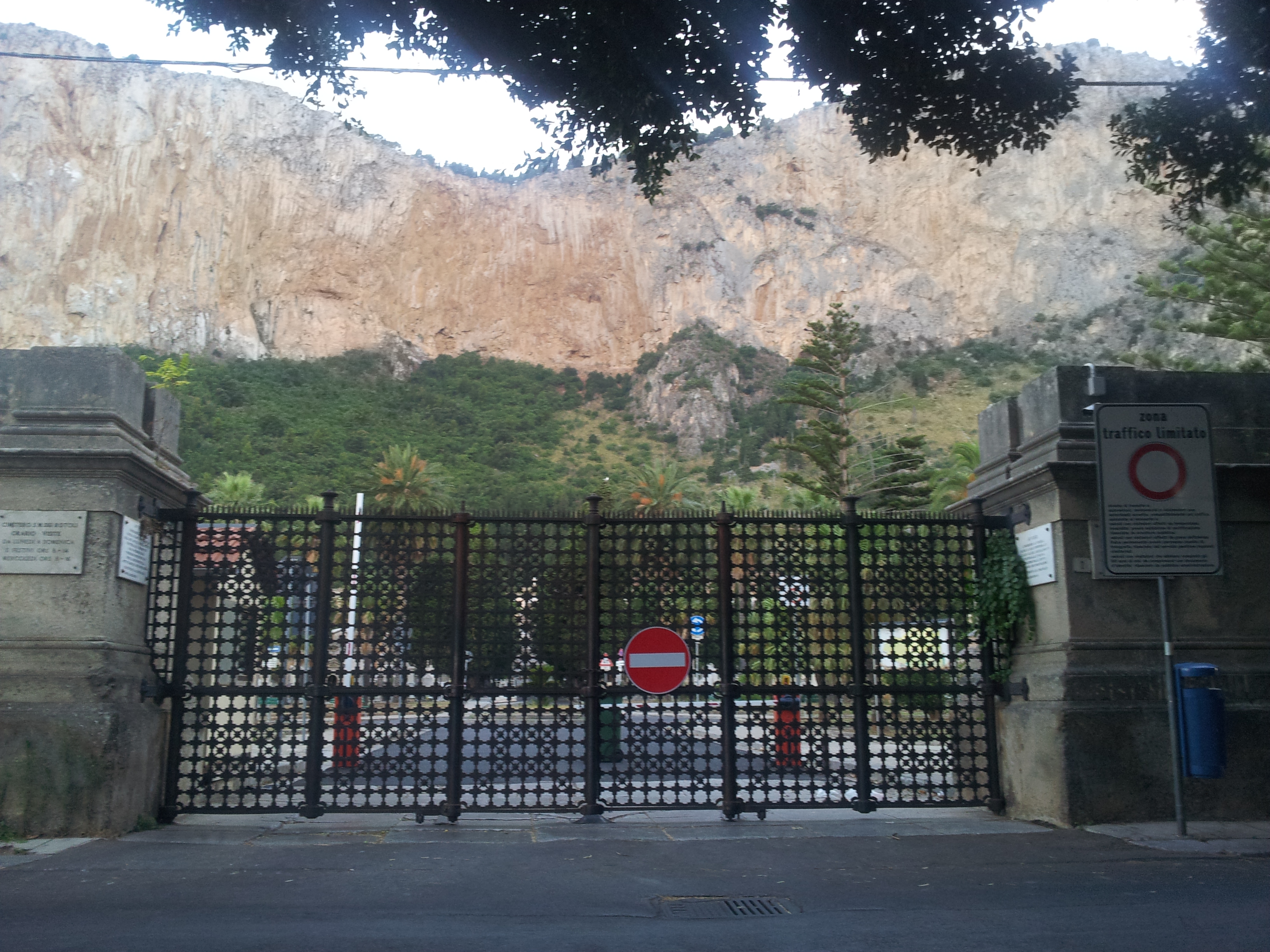 Via le tendostrutture del cimitero dei Rotoli, Lagalla: “Non ripetere più gli errori del passato”