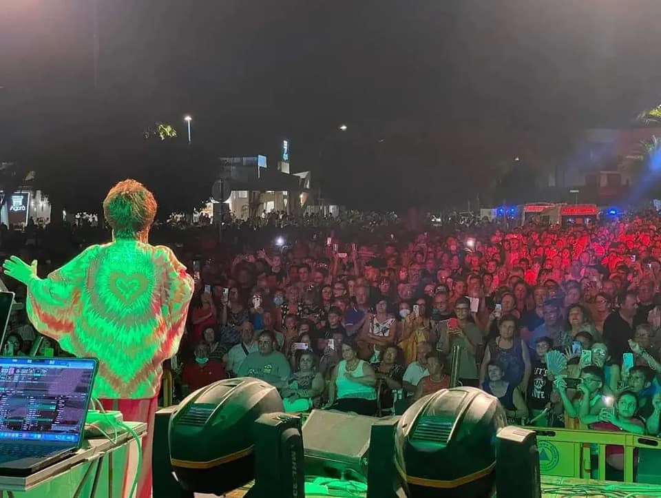 Drone “impazzito” ferisce una donna durante lo spettacolo di Ferragosto a San Leone