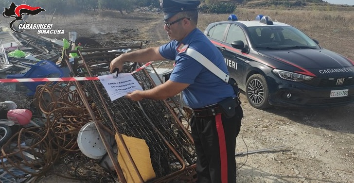Terreno trasformato in discarica abusiva: fratelli denunciati nel Siracusano