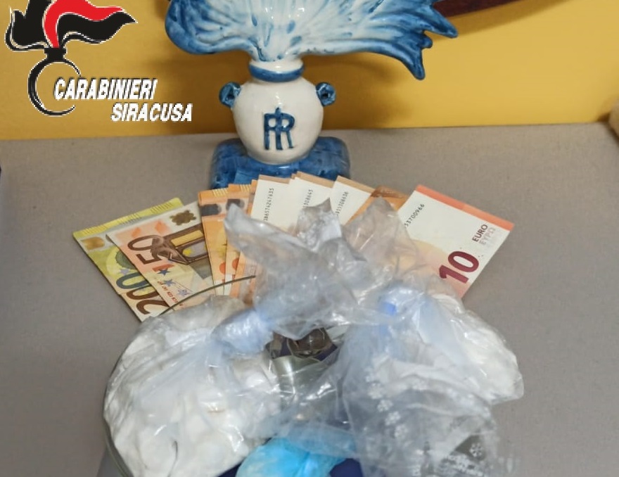 Cocaina purissima, hashish e contanti: arrestati fratello e sorella pusher