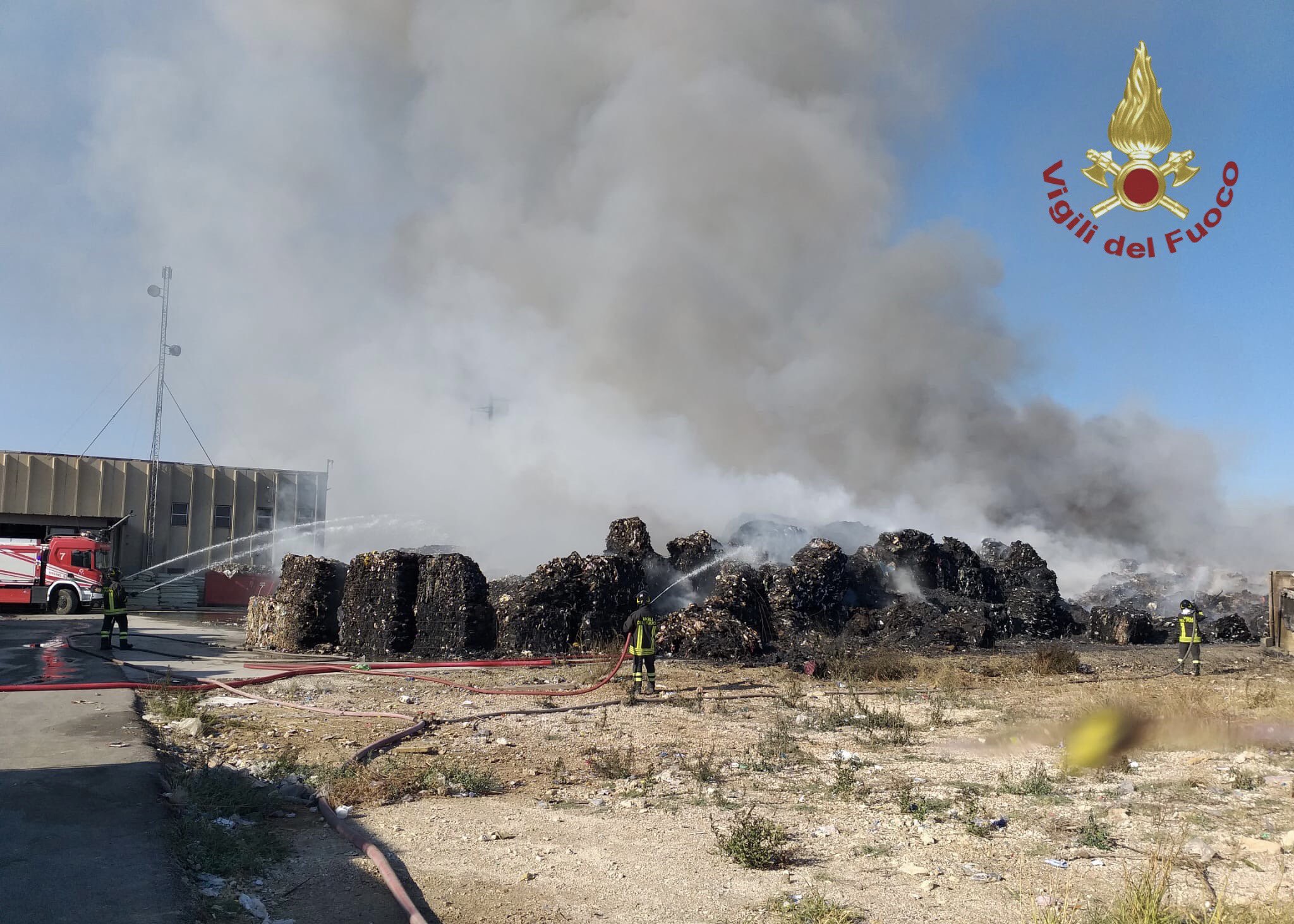 Ecomac, incendio sotto controllo: Arpa sul posto per i rilievi ambientali
