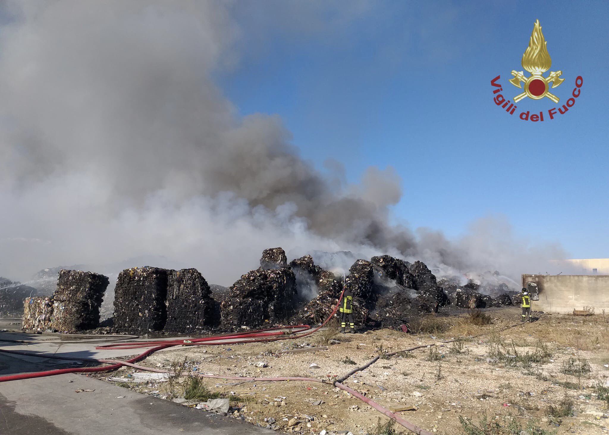 Ecomac, incendio sotto controllo: Arpa sul posto per i rilievi ambientali