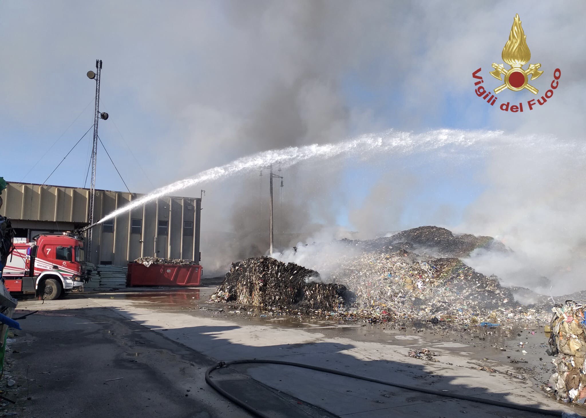 Ecomac, incendio sotto controllo: Arpa sul posto per i rilievi ambientali