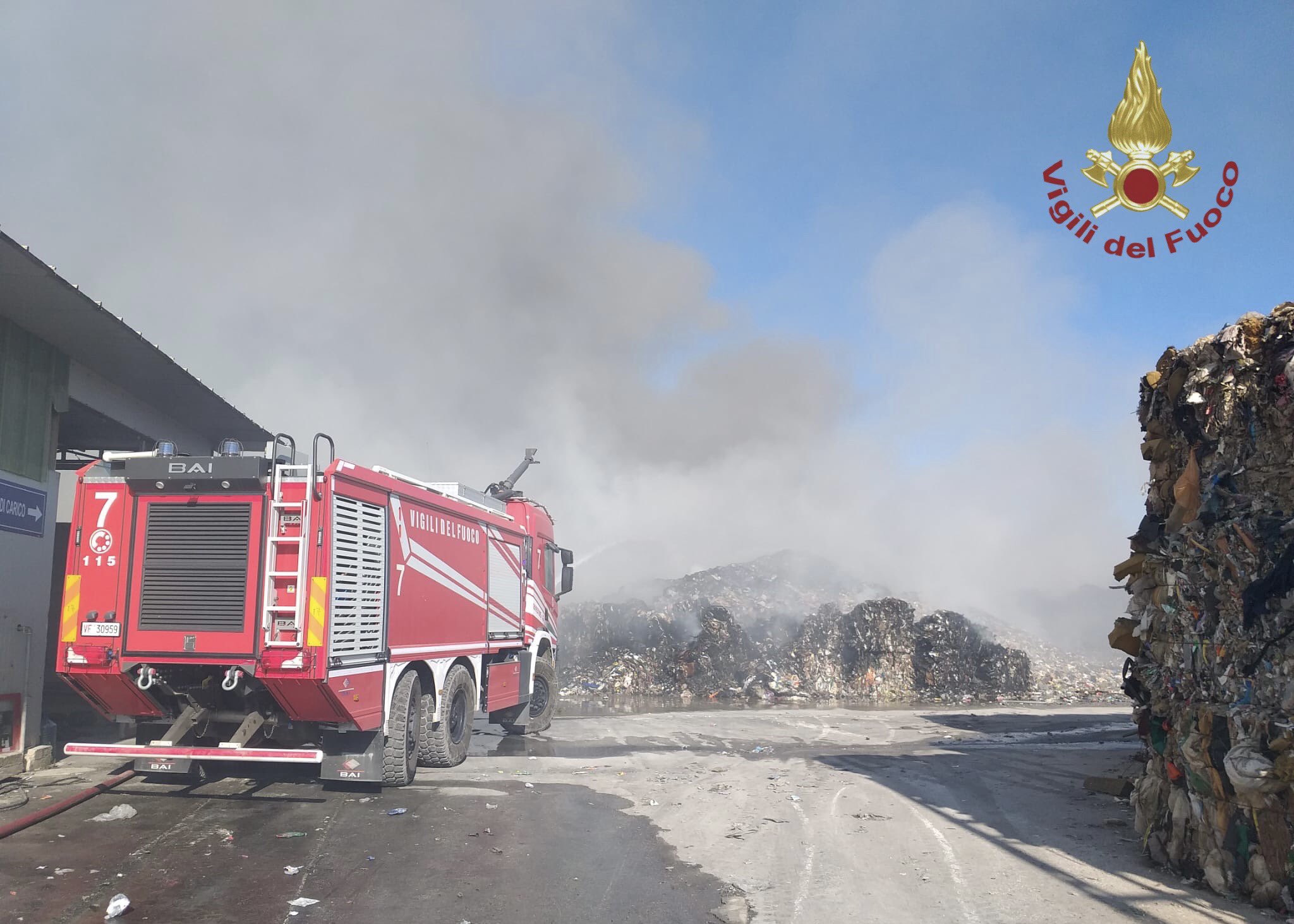 Ecomac, incendio sotto controllo: Arpa sul posto per i rilievi ambientali