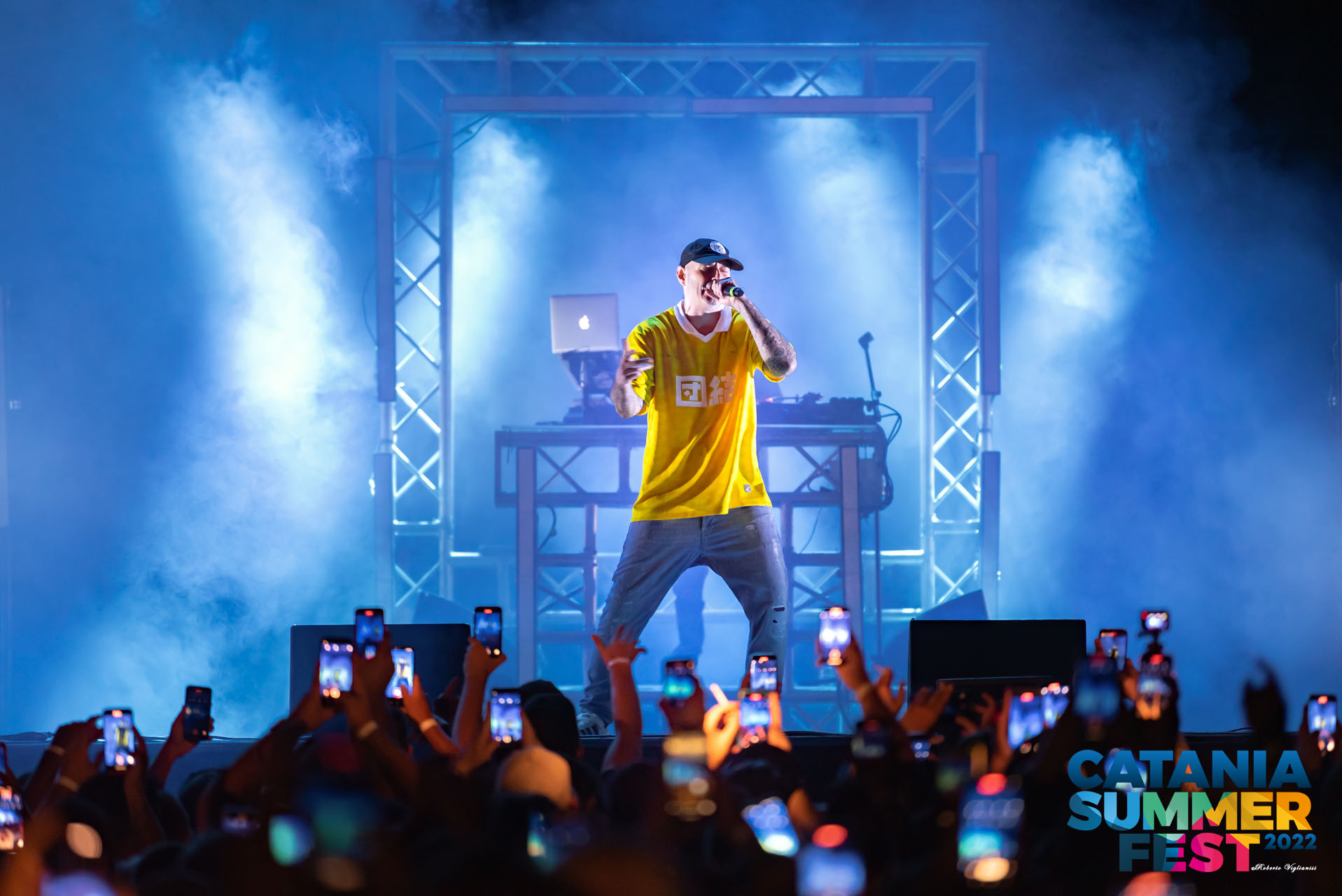 Summer Fest 2022, Fabri Fibra esalta villa Bellini con la musica Rap