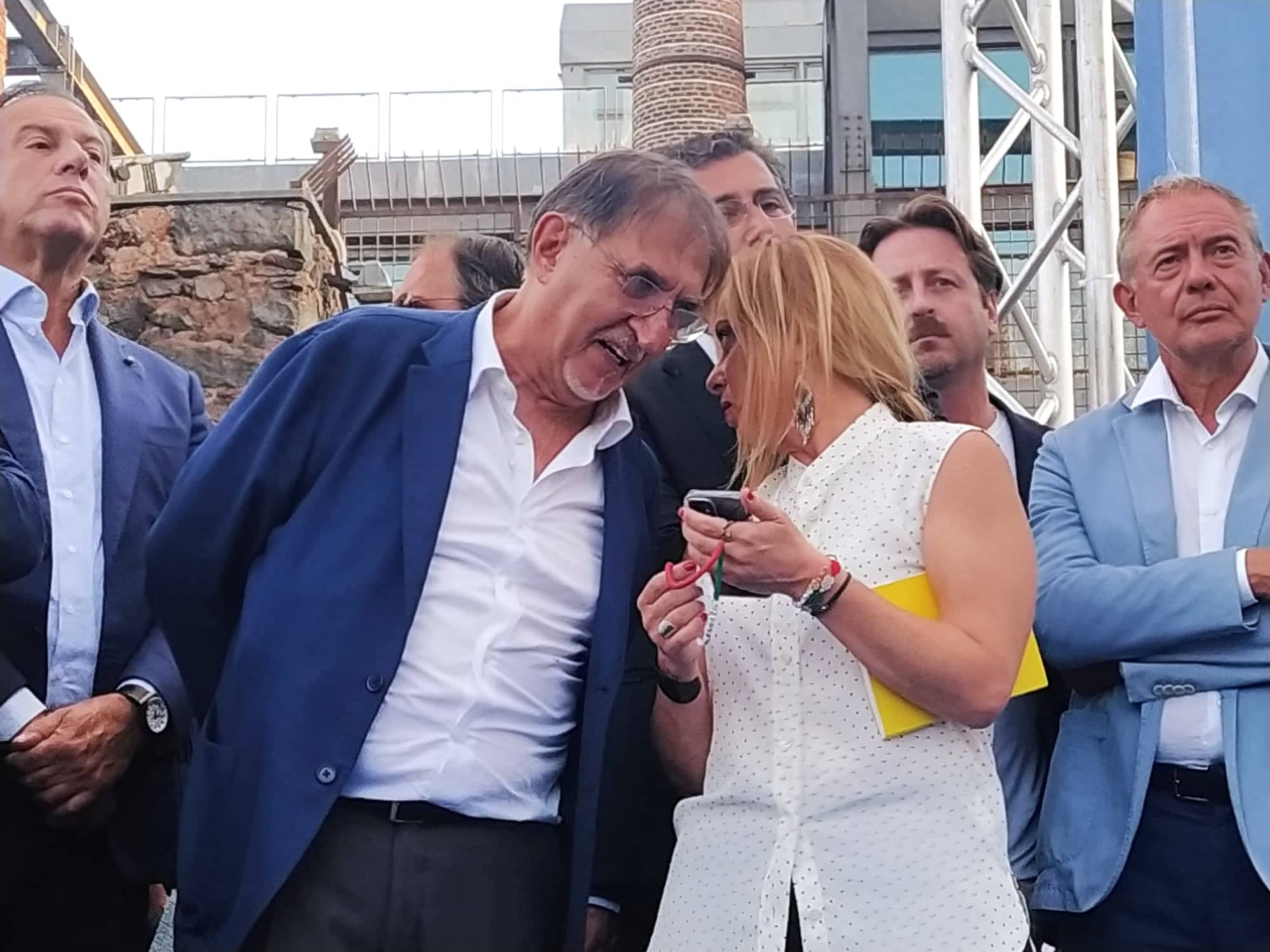 Ciminiere gremite per Meloni: bagno di folla a Catania per leader FdI  FOTO