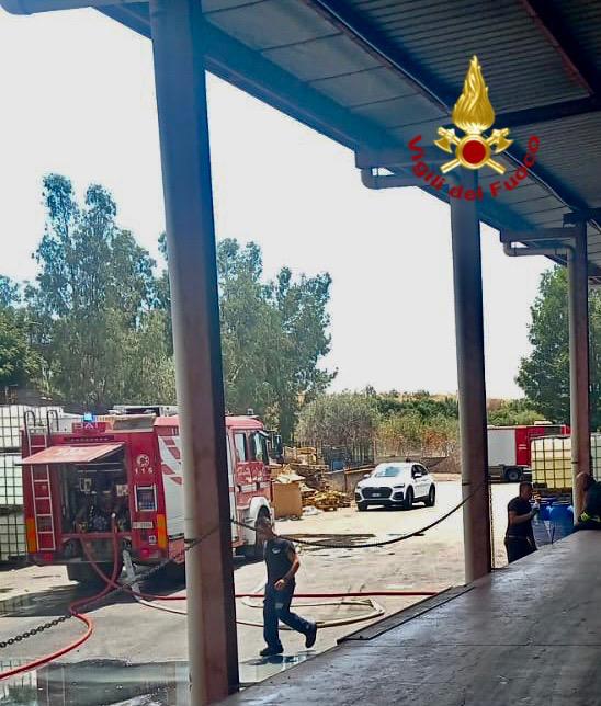 Belpasso, maxi incendio in stabilimento industriale