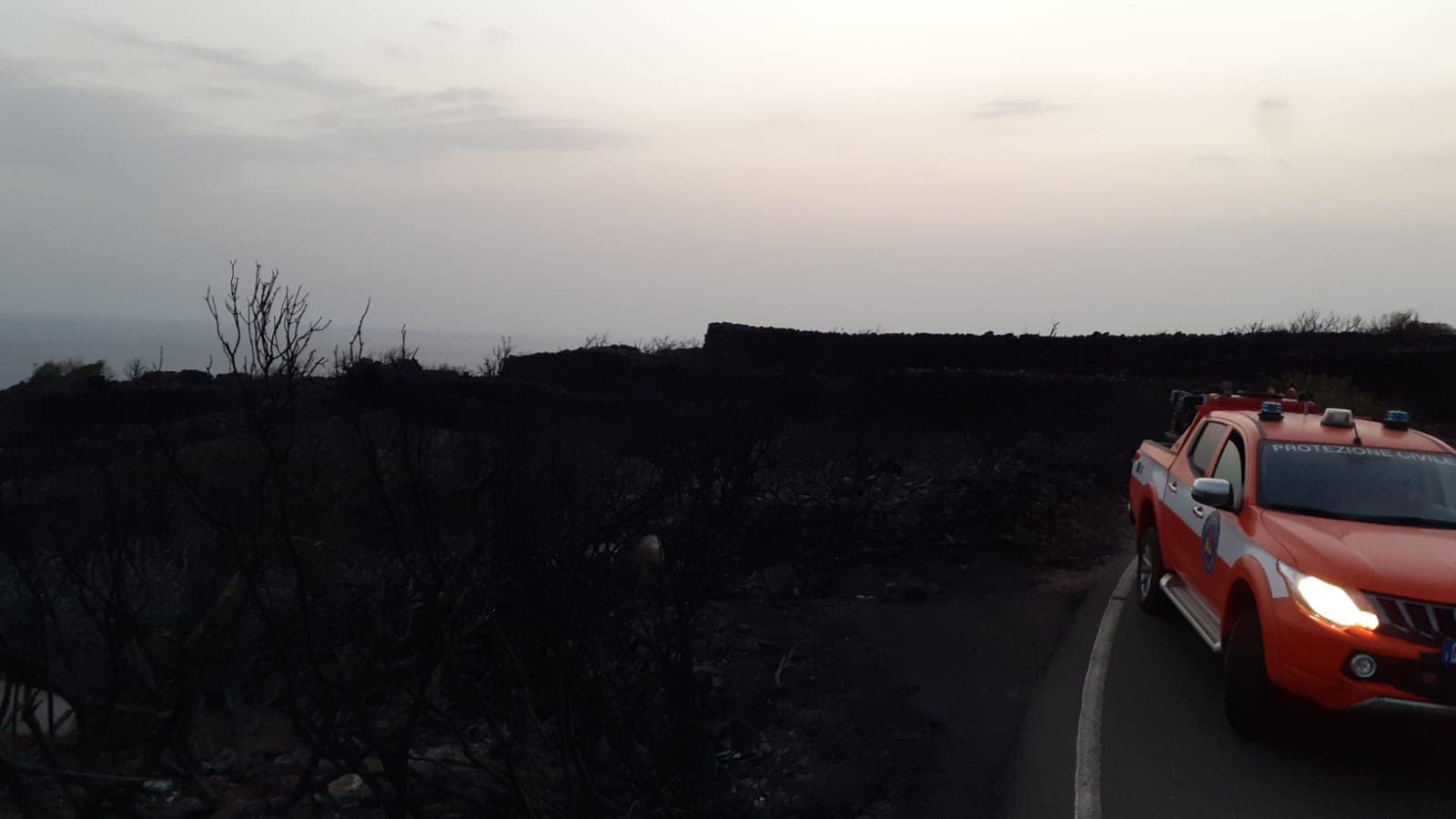 La notte infernale di Pantelleria, maxi-incendio: “Scenario doloso” – FOTO e VIDEO