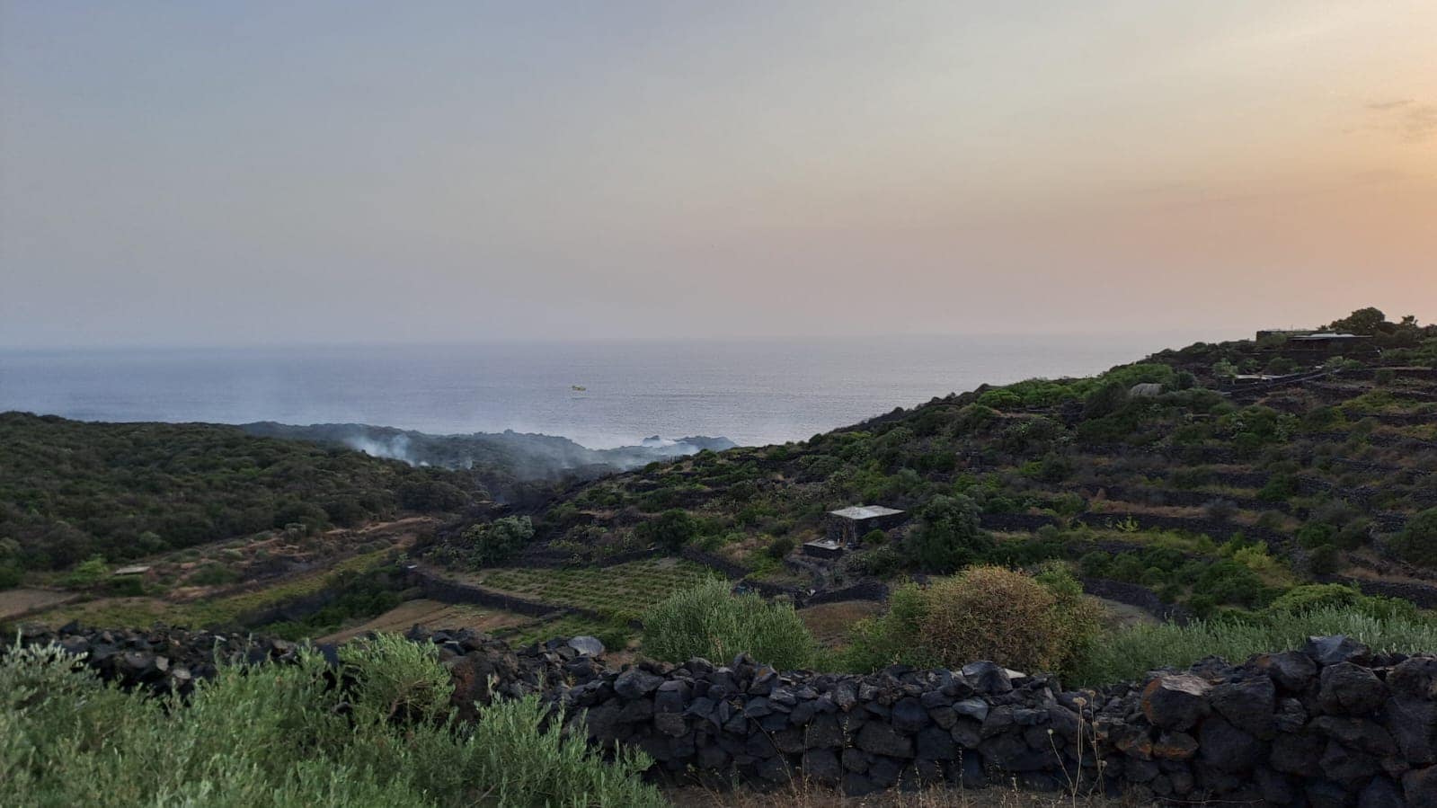 La notte infernale di Pantelleria, maxi-incendio: “Scenario doloso” – FOTO e VIDEO