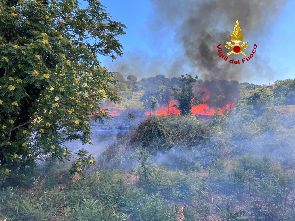 Collina Vampolieri ancora in fiamme: vasto incendio in atto – FOTO e VIDEO