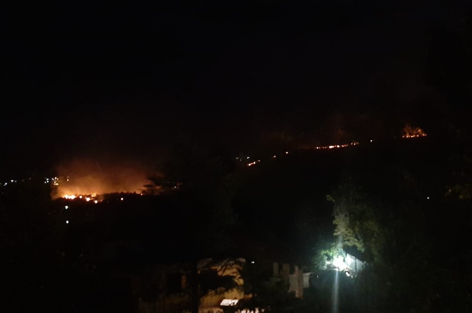 Vegetazione in fiamme, Ferragosto di “fuoco” nel Palermitano: elicottero in azione
