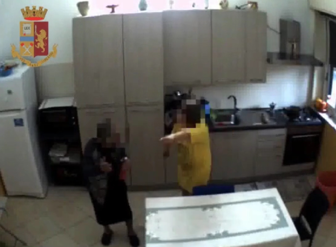 “Hai le forme di un animale”. Anziani disabili maltrattati, direttrice Rsa ai domiciliari – VIDEO