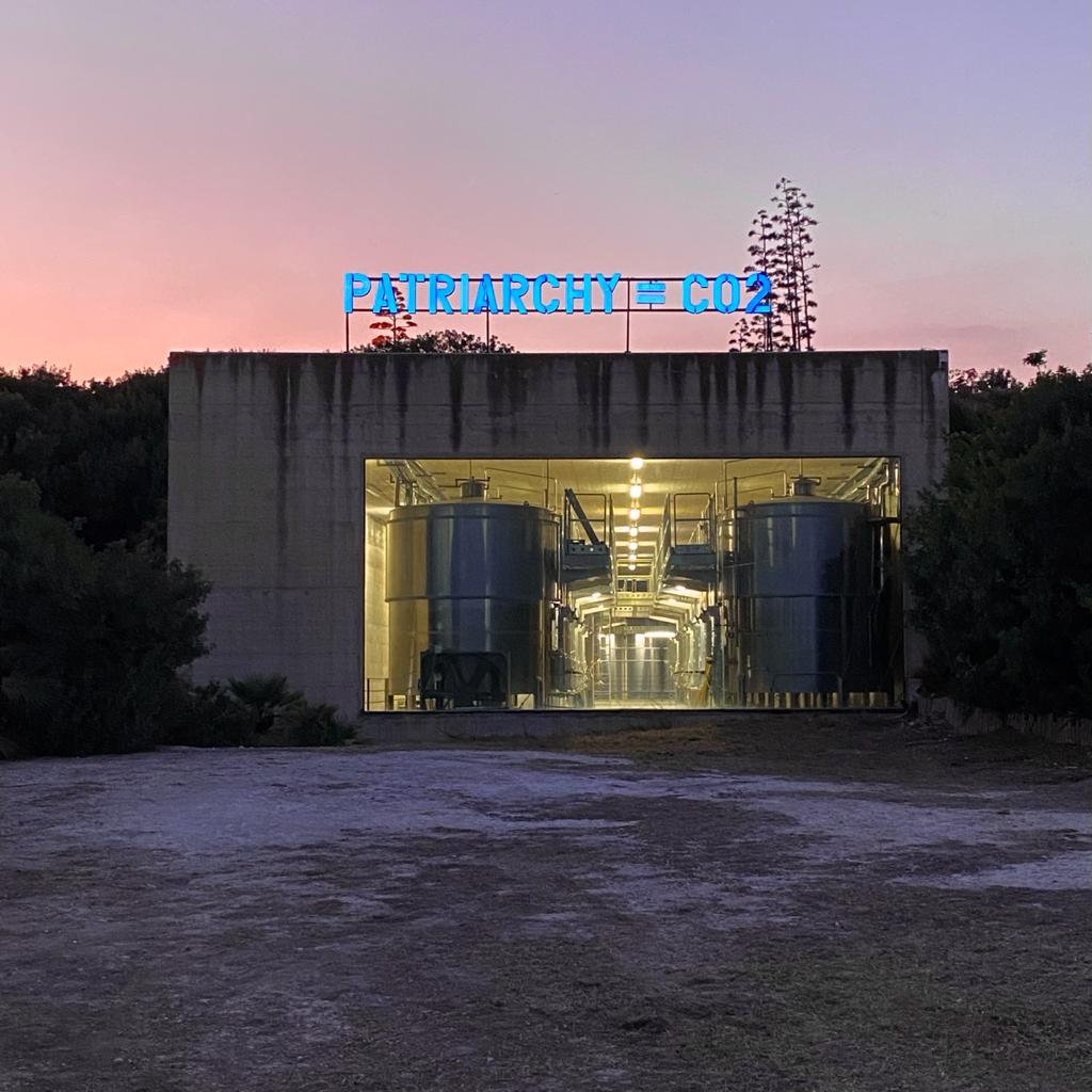 Claire Fontaine presenta Patriarchy=CO2 alla cantina Planeta Buonvini