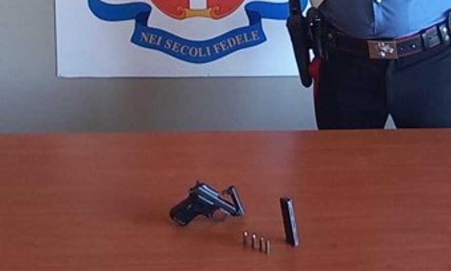 Teneva illegalmente una pistola in auto, arrestato consigliere comunale di Adrano