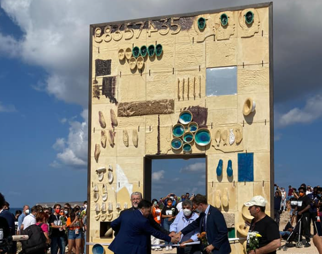 Vandali in azione, danni ai decori di Porta d’Europa di Lampedusa Vandali in azione, danni ai decori di Porta d’Europa di Lampedusa