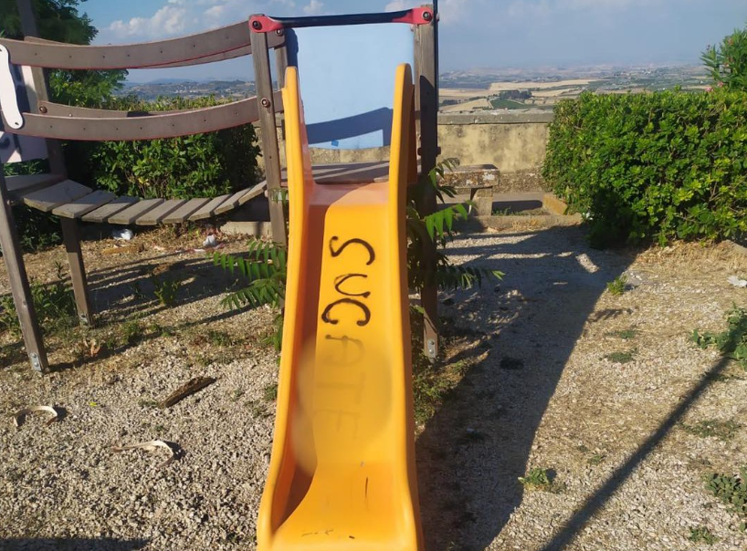 Le scritte ingiuriose e il raid vandalico alla villa: minorenni chiedono scusa al sindaco