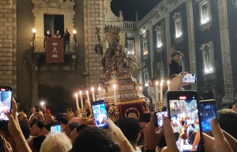Sant’Agata in mezzo ai devoti, Renna: “L’immagine più bella le famiglie in processione” – VIDEO