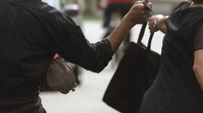 Paura in centro, malvivente scippa borsa a una signora e fugge: indagini in corso