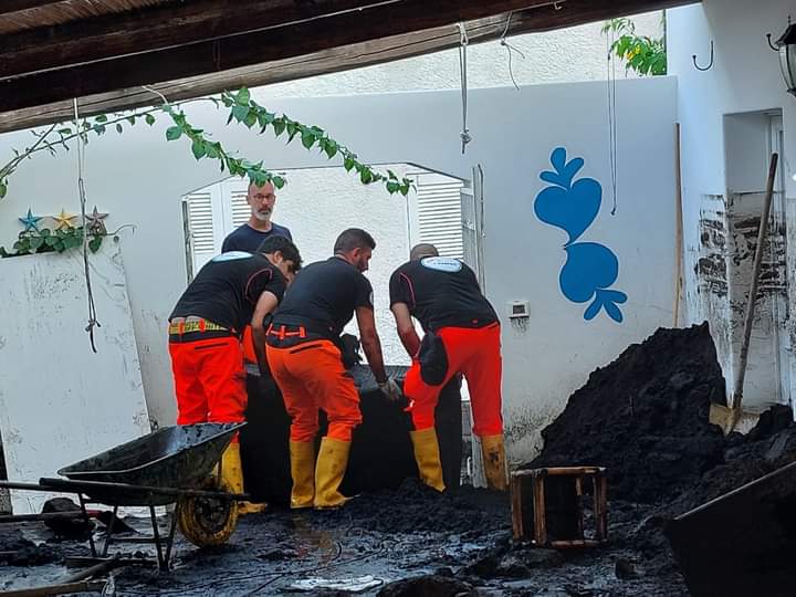Nubifragio Stromboli, 80 interventi e strade colme di fango: le ultime (FOTO)