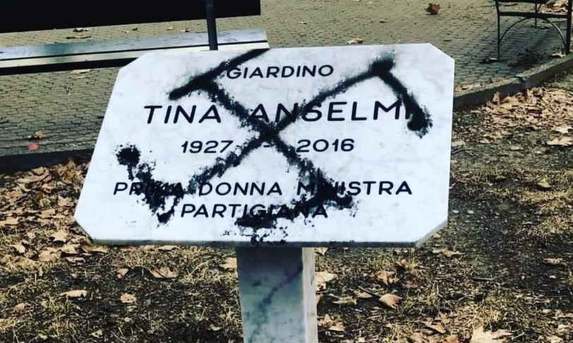 Svastica sulla lapide della partigiana Tina Anselmi, Anpi: “Atto vergognoso e vigliacco”