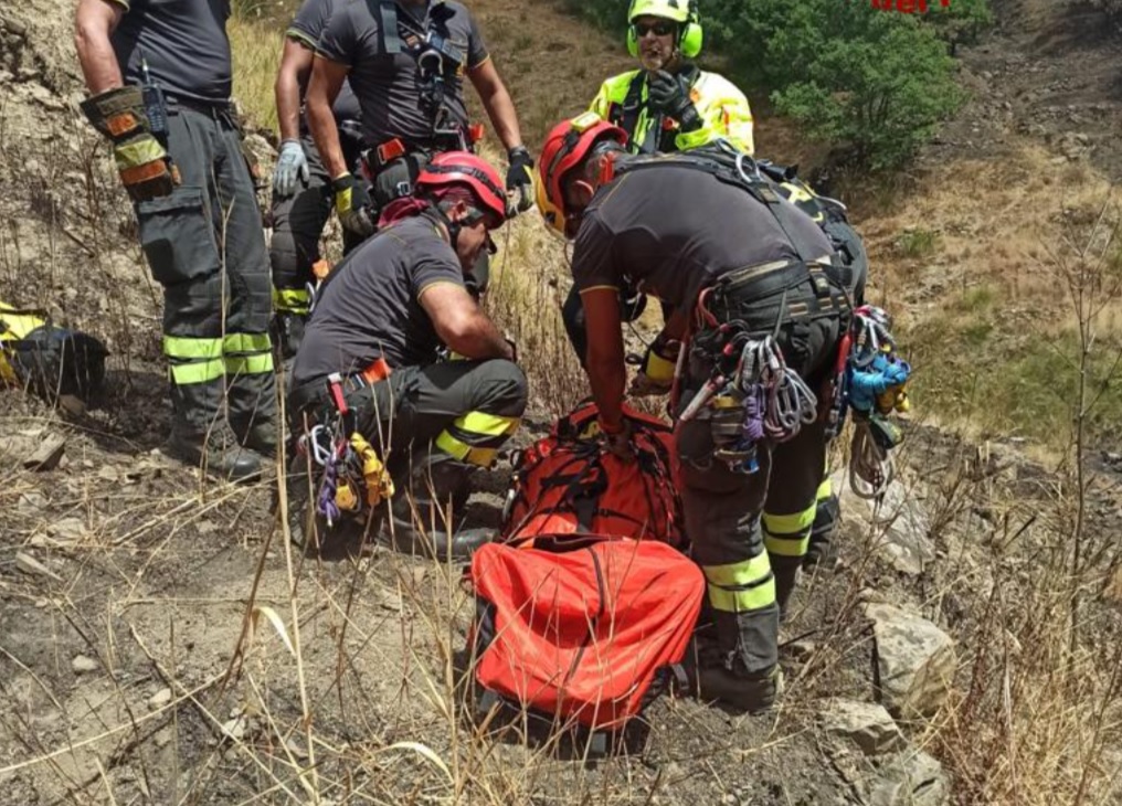 Precipita in dirupo nel Catanese e si ferisce, salvato dai vigili del fuoco