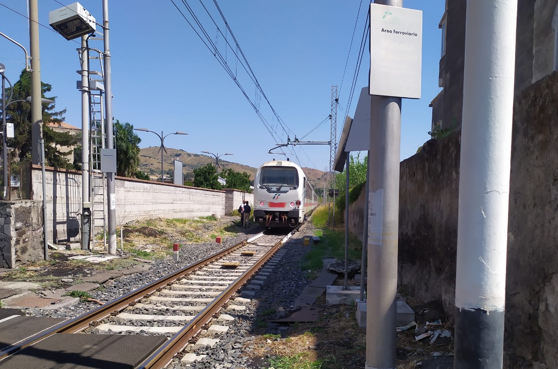 Tragedia nel Catanese, uomo muore travolto da treno: indagini in corso