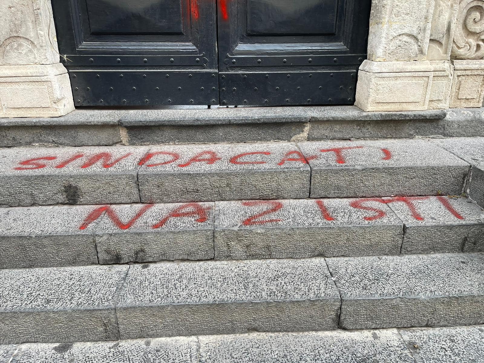 “Sindacalisti nazisti”, raid vandalico no vax contro Cgil Catania – FOTO