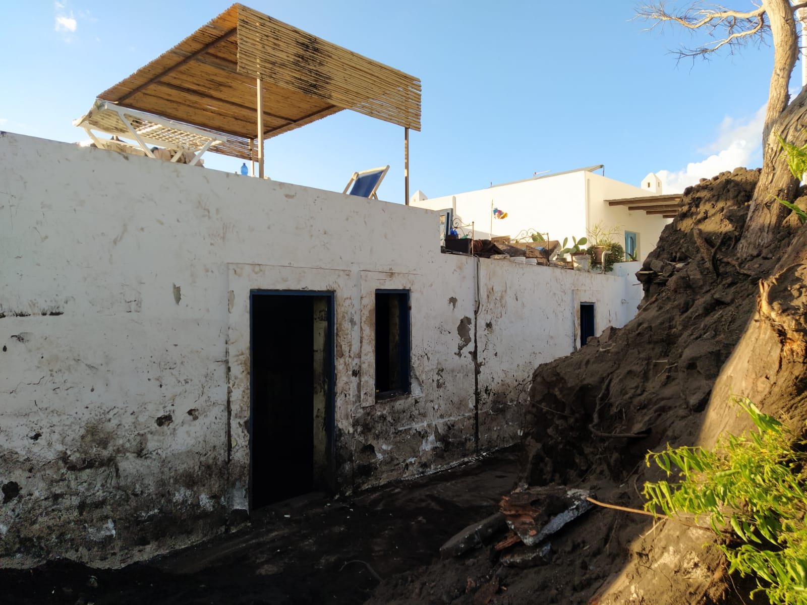 Stromboli, si continua a lavorare per liberare l’isola dal fango – FOTOGALLERY