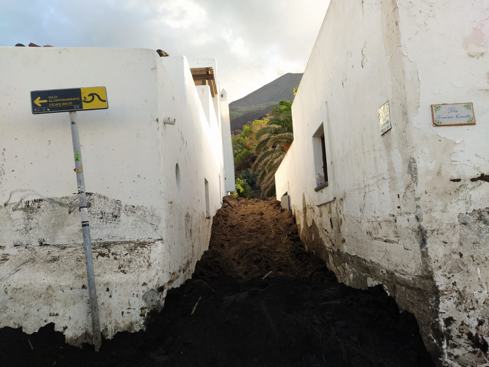 Stromboli, si continua a lavorare per liberare l’isola dal fango – FOTOGALLERY