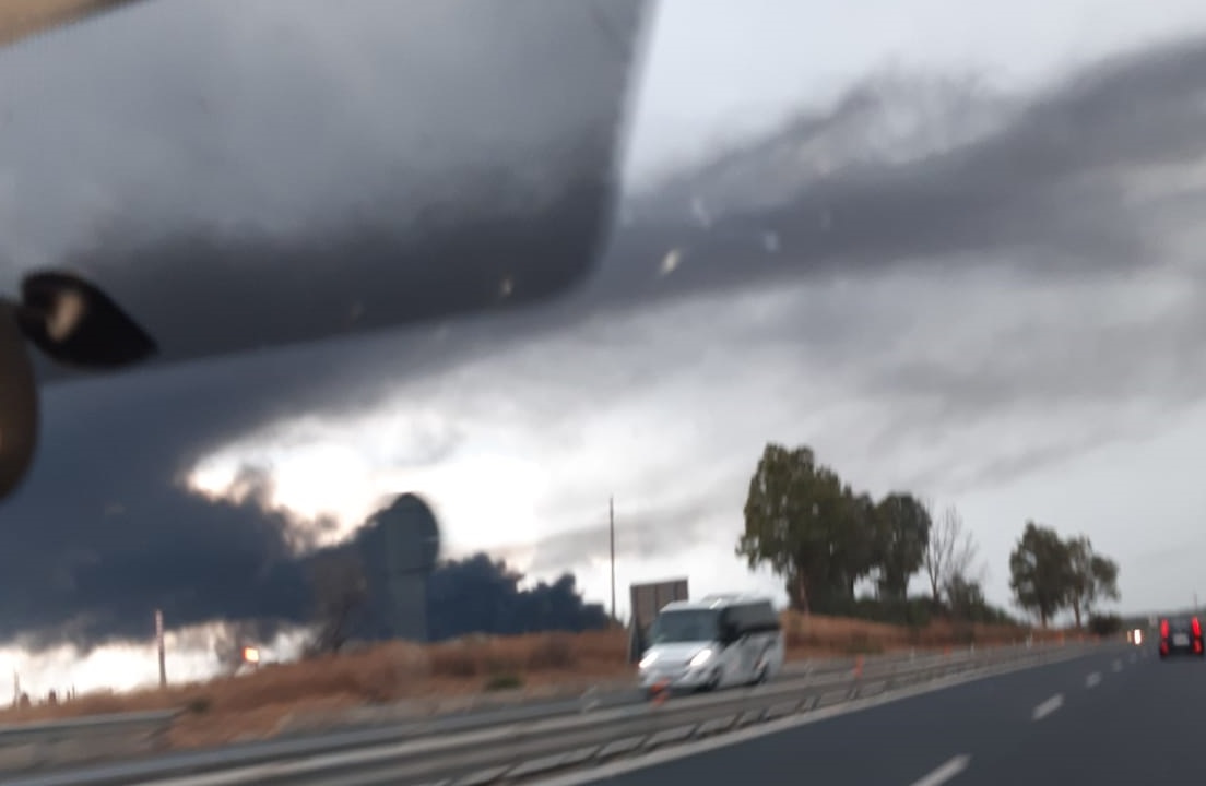 Incendio capannone Ecomac, brucia materiale plastico: la nube si spinge verso Siracusa Incendio capannone Ecomac, brucia materiale plastico: la nube si spinge verso Siracusa