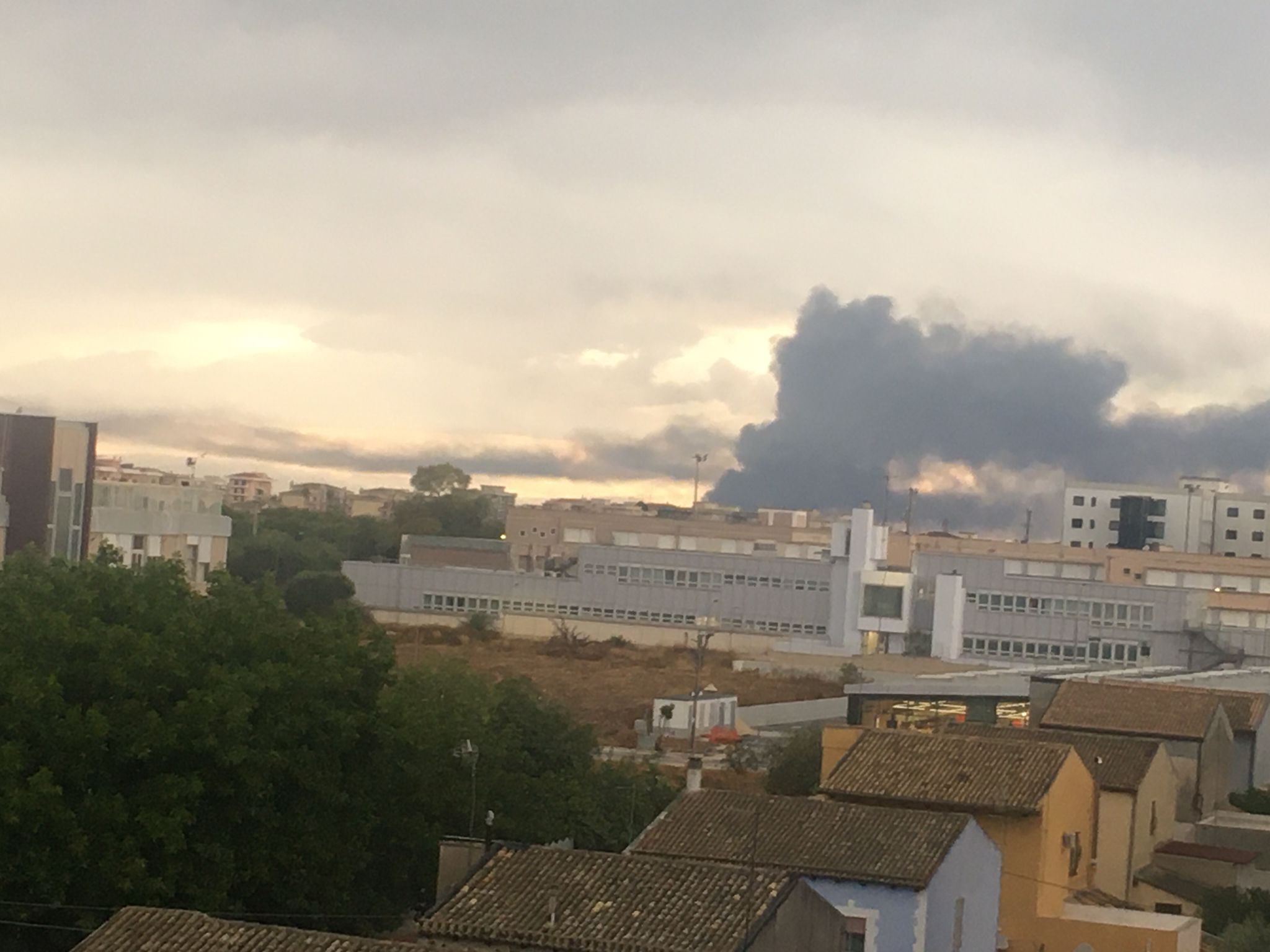 Incendio capannone Ecomac, brucia materiale plastico: la nube si spinge verso Siracusa Incendio capannone Ecomac, brucia materiale plastico: la nube si spinge verso Siracusa