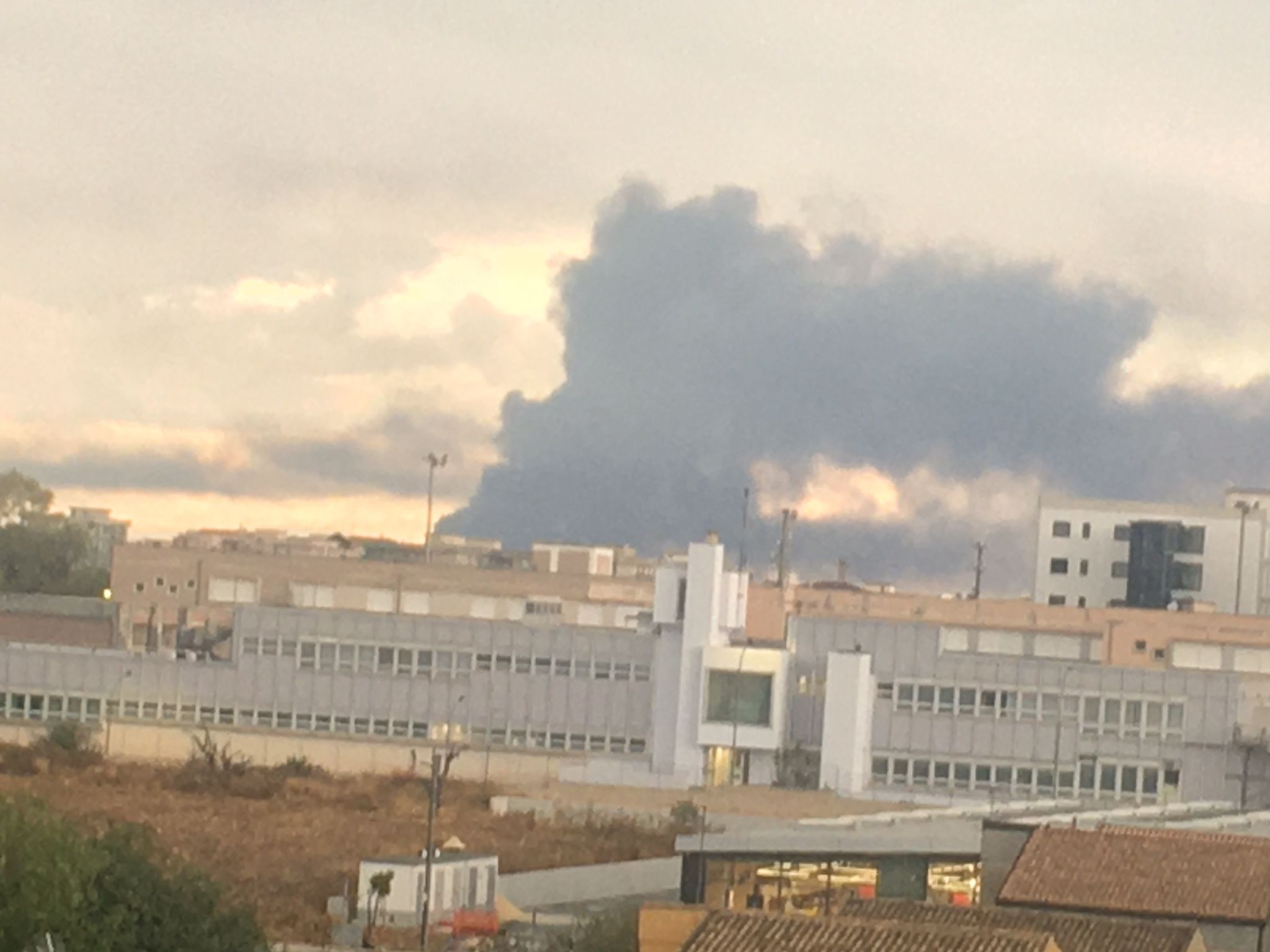 Incendio capannone Ecomac, brucia materiale plastico: la nube si spinge verso Siracusa Incendio capannone Ecomac, brucia materiale plastico: la nube si spinge verso Siracusa