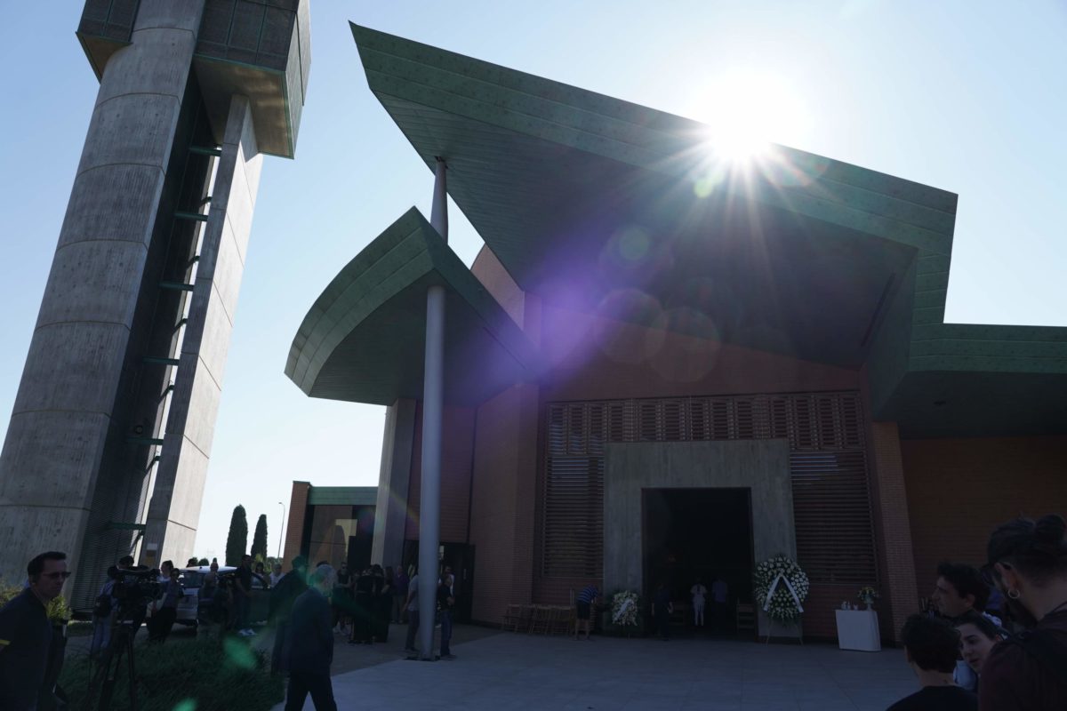 Sorelle travolte dal treno, strazio ai funerali di Alessia e Giulia – Foto