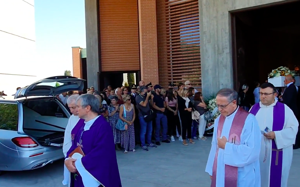 Sorelle travolte dal treno, strazio ai funerali di Alessia e Giulia – Foto