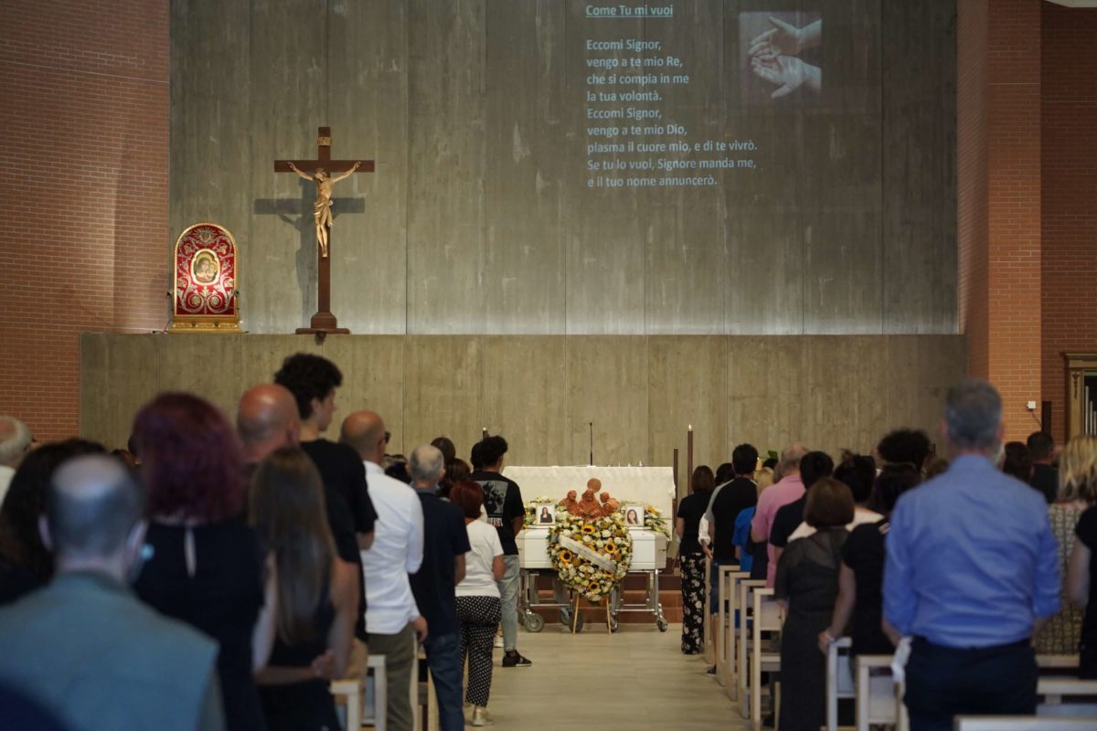 Sorelle travolte dal treno, strazio ai funerali di Alessia e Giulia – Foto