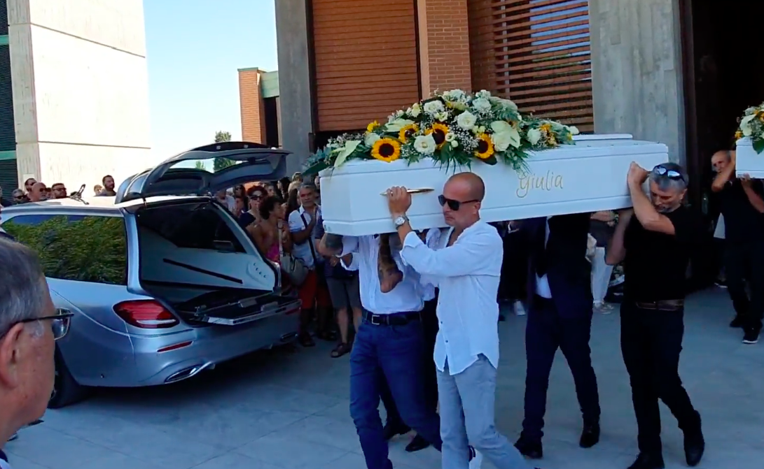 Sorelle travolte dal treno, strazio ai funerali di Alessia e Giulia – Foto