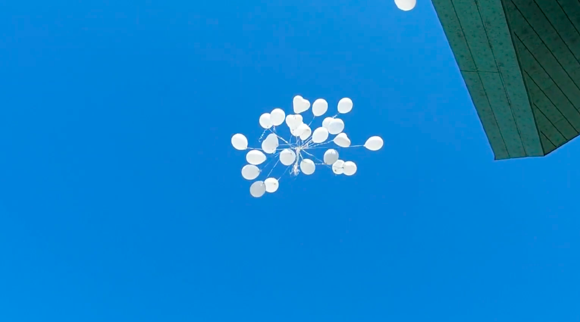 Sorelle travolte dal treno, strazio ai funerali di Alessia e Giulia – Foto