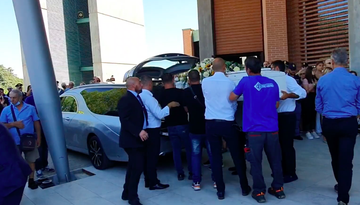 Sorelle travolte dal treno, strazio ai funerali di Alessia e Giulia – Foto