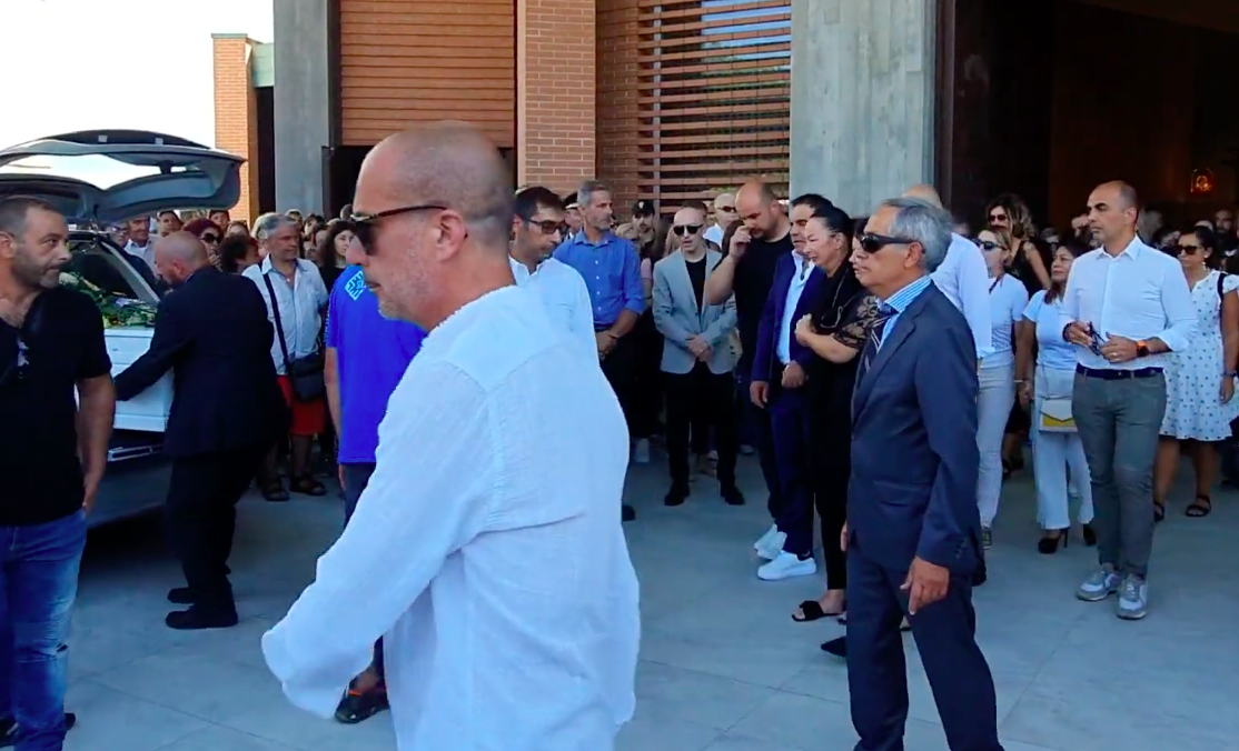 Sorelle travolte dal treno, strazio ai funerali di Alessia e Giulia – Foto