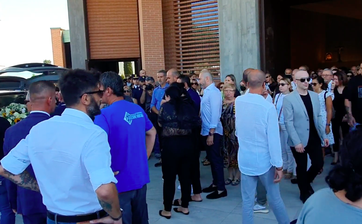 Sorelle travolte dal treno, strazio ai funerali di Alessia e Giulia – Foto