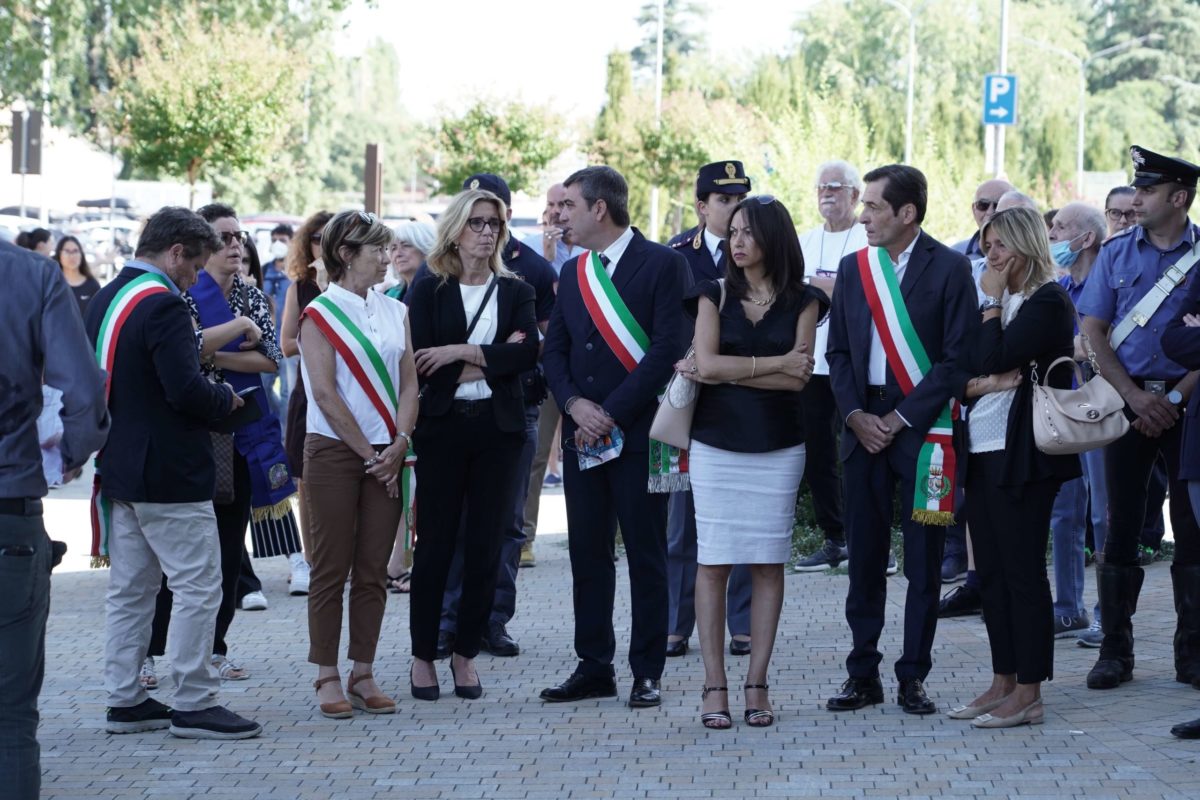 Sorelle travolte dal treno, strazio ai funerali di Alessia e Giulia – Foto